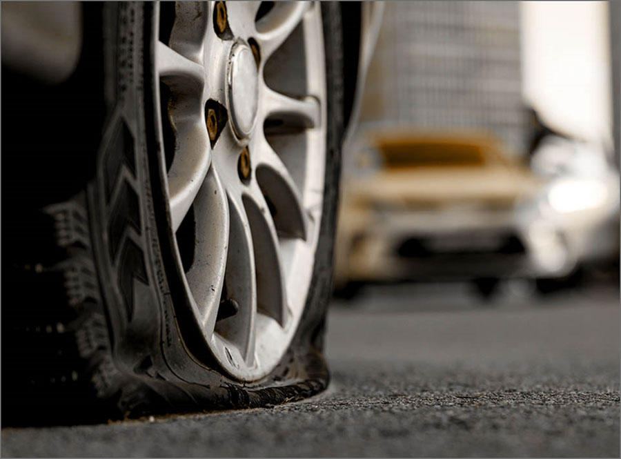 Vous avez un pneu crevé : avez-vous besoin d’un remorquage ?